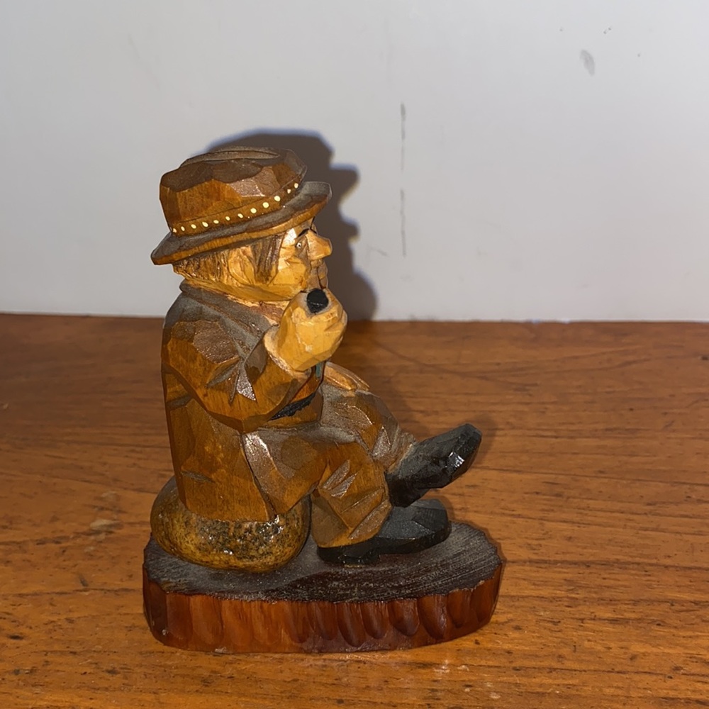 Vintage folk art wooden hand carved man sitting on a rock smoking a pie in suit - Picture 2 of 11